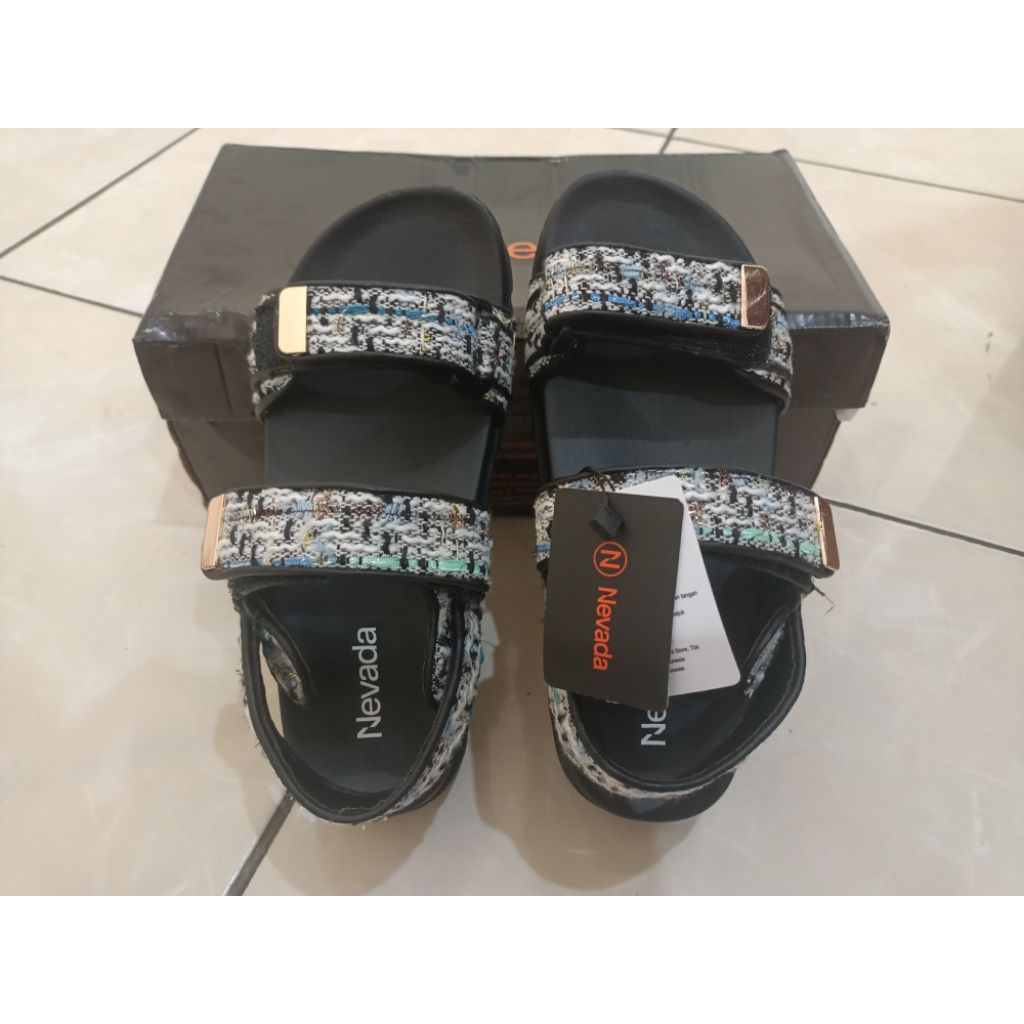 Sandal slingback / sandal gunung wanita, merk Nevada, size 36
