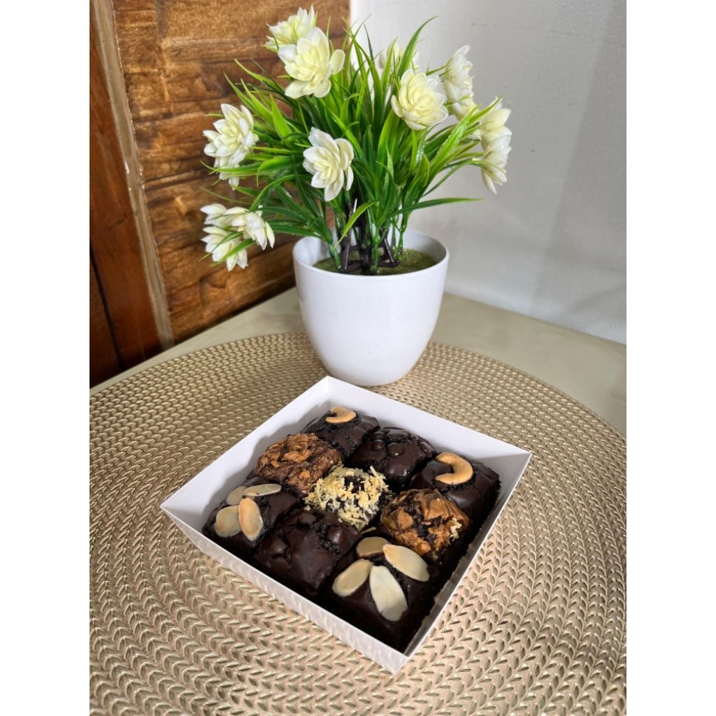 

Annisa Bakery / Fudgy Brownise Panggang Dark chocolate / Brownies Premium isi 9 bites/pcs