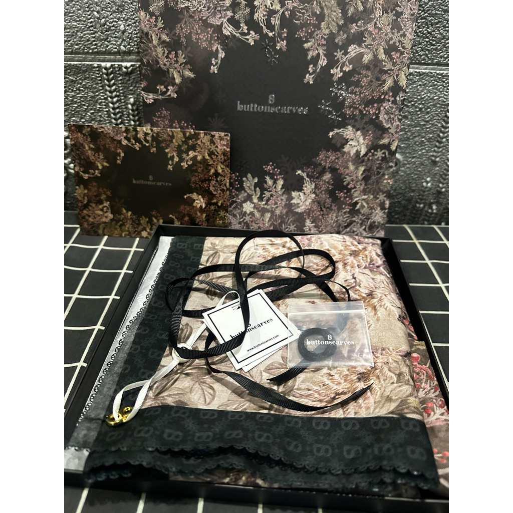 BUTTONSCARVES Holiday Black preloved