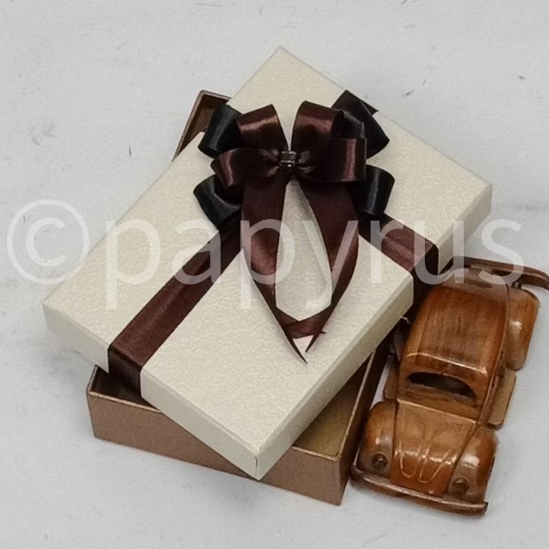 

PAPYRUS Kombinasi 12,5x17,5 Tinggi 5cm Kotak Kado Gift Box Hadiah V3