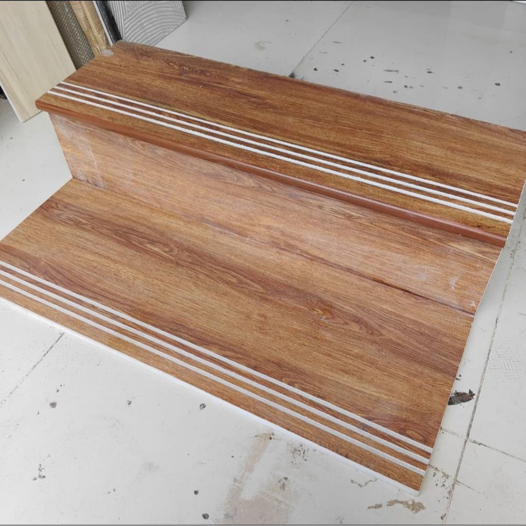 GRANIT/KERAMIK TANGGA 30X90 20X90 MOTIF KAYU