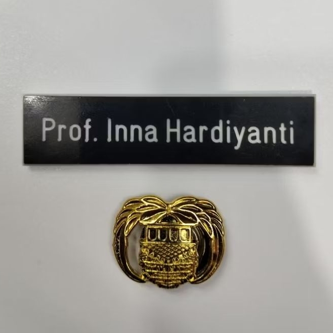 

papan nama/name tage + pin kopri satu set