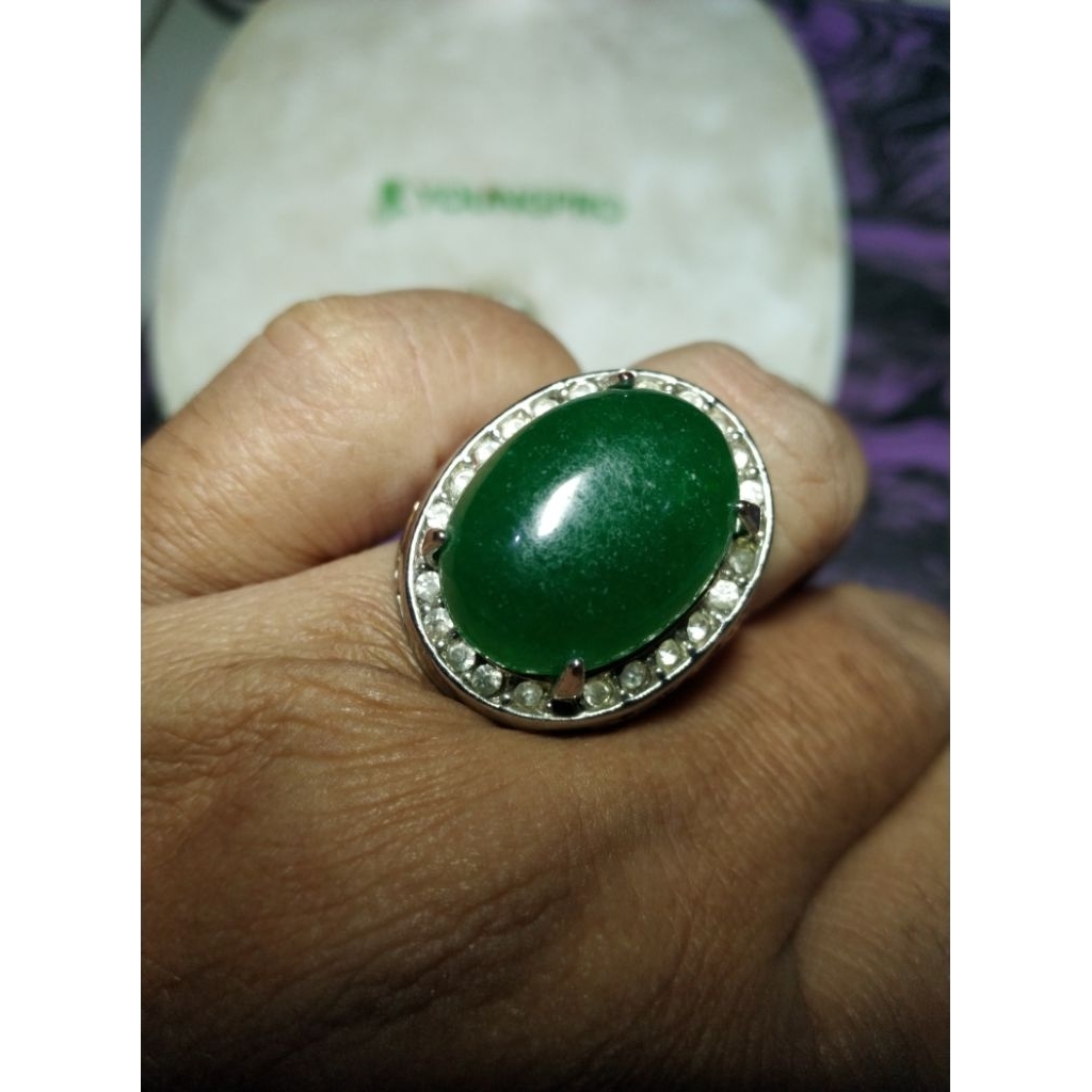 Batu Giok Hijau Lawas Unik