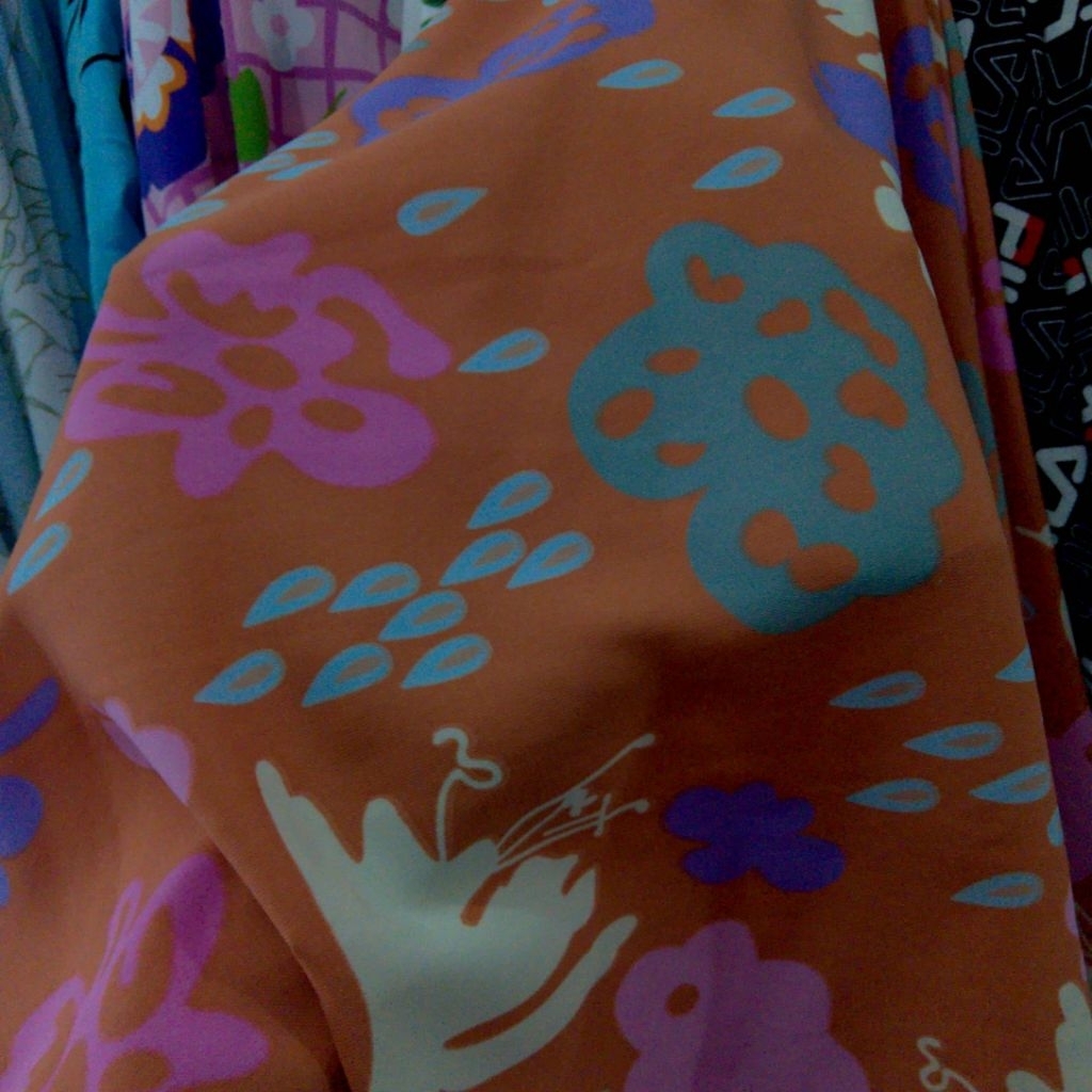 Kain Wolfis Premium Motif Bunga Hujan Warna Coklat Bata – Adem, Lembut, Tidak Menerawang, Cocok untu