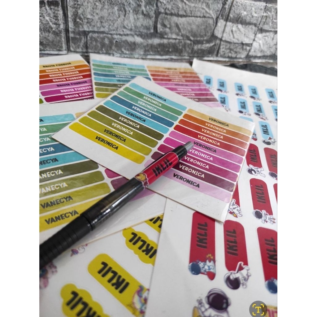

[ISI 40 PCS] Stiker Nama Anak Custom – Untuk Pensil, Buku, Bolpoin, ATK | Anti Air & Tahan Lama