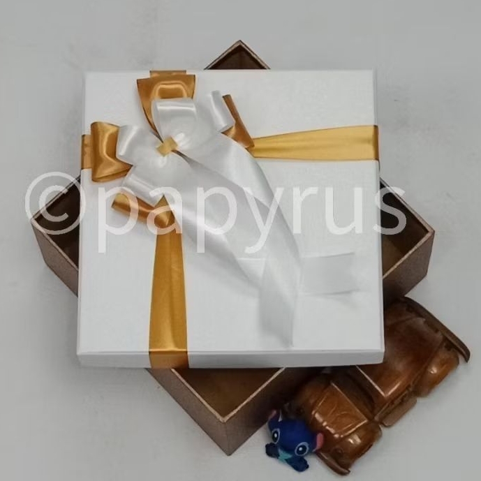 

PAPYRUS Kombinasi 20x20 Tinggi 5cm Kotak Kado Gift Box Hadiah V2
