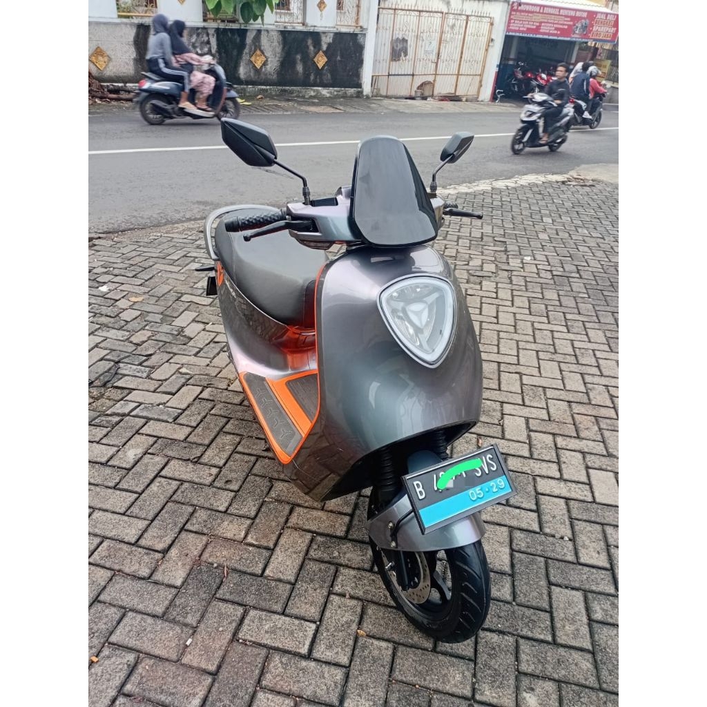 Yadea G6 Abu Abu 2024