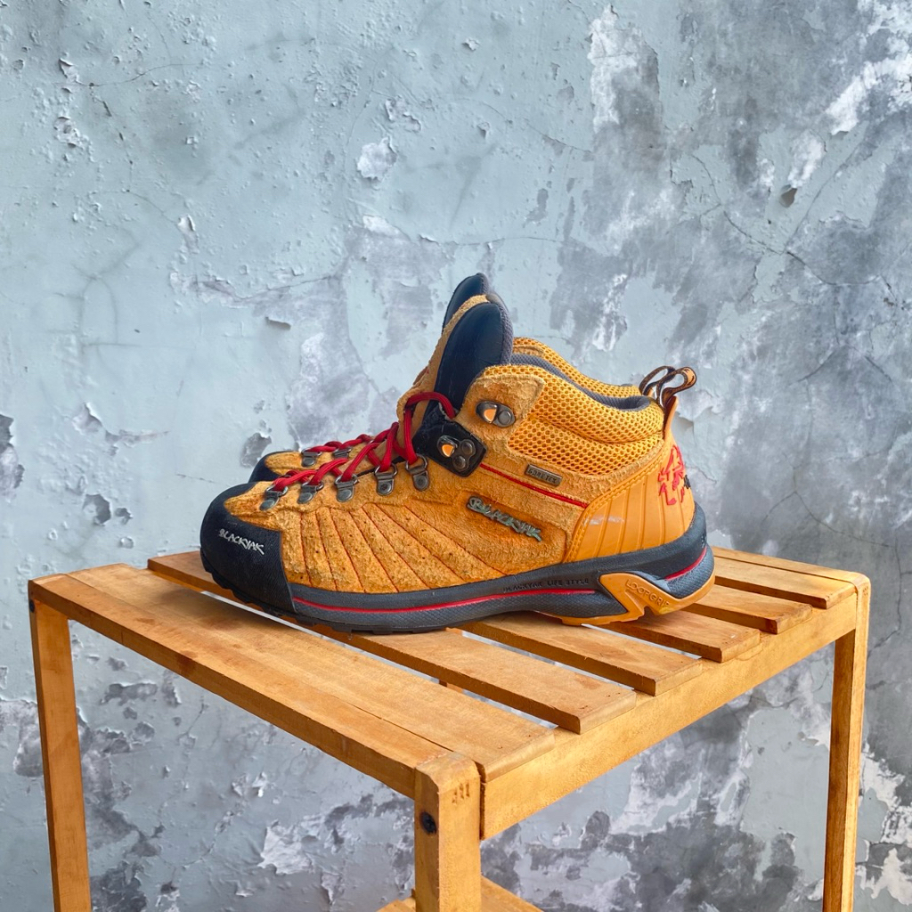 sepatu outdoor hiking gunung Goretex Blackyak Suede Himalayan 40