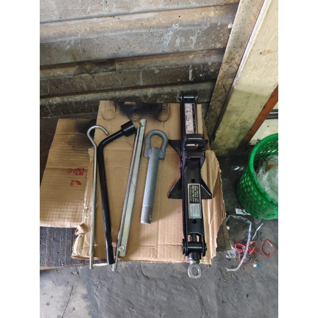 dongkrak mobil avanza / xenia original plus gagang