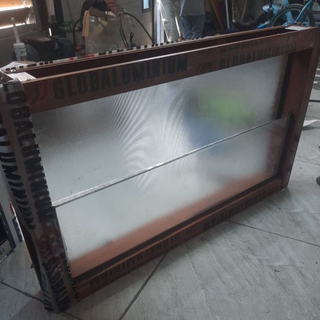 bovenli kusen urat kayu kaca zigzag
