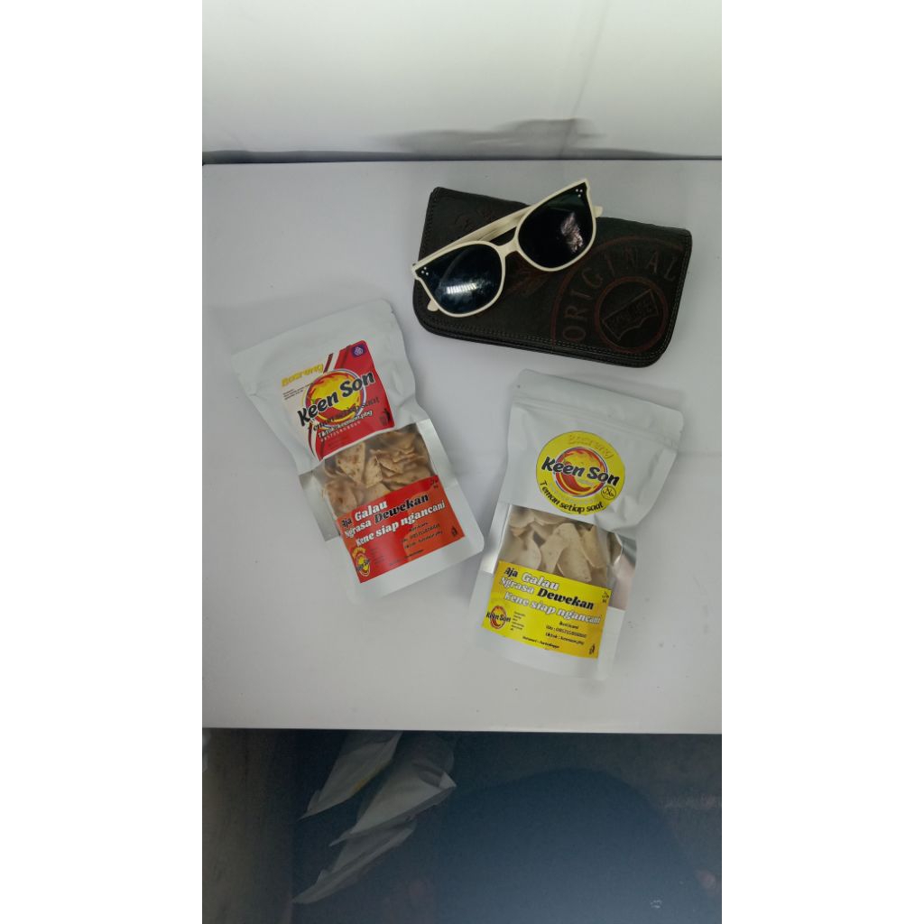 

Cemilan pedas murah Bakso goreng Keenson kemasan pouch 150g original dan pedas daun jeruk