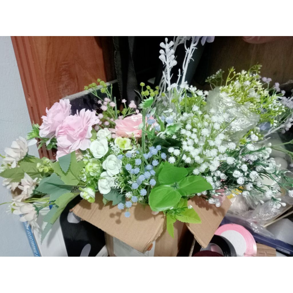 

perlengkapan buket, bunga,pita satin,kertas cello,kertas tisu,kertas tile,fom,gliter