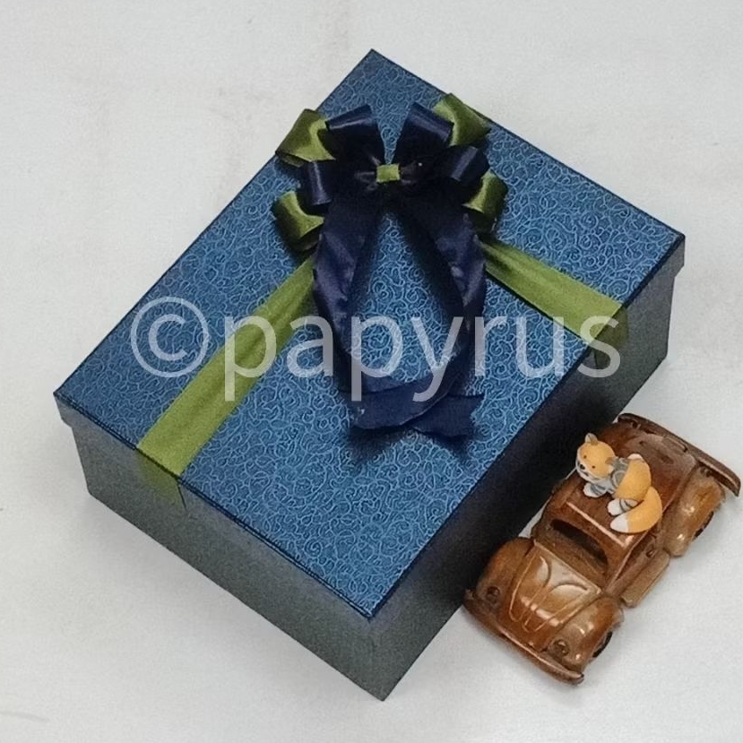

PAPYRUS Kombinasi 17,5x22,5 Tinggi 10cm Kotak Kado Gift Box Hadiah V1