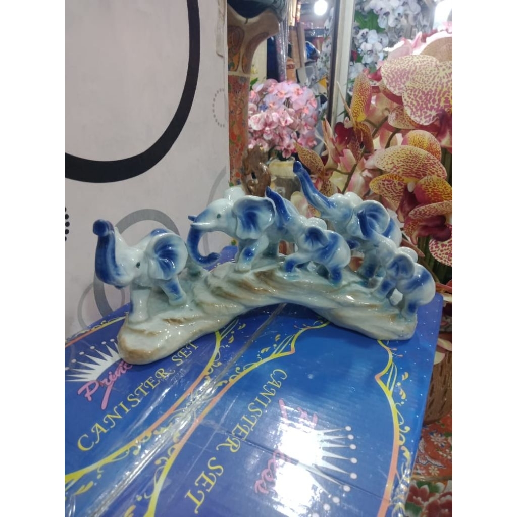 Hiasan keramik motif gajah baris