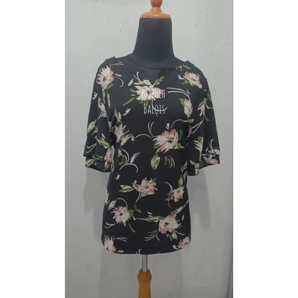 Blouse lengan pendek bunga hitam
