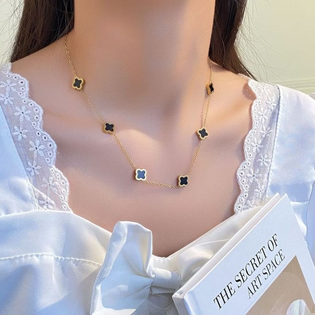 KALUNG TITANIUM WANITA RANTAI CLOVER HITAM PUTIH KALUNG WANITA KOREA MODEL TERBARU