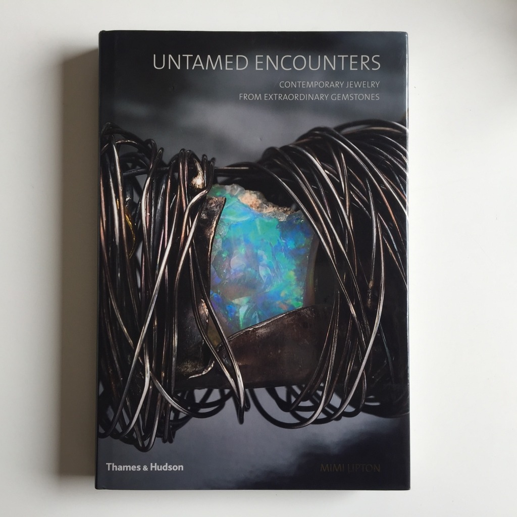Buku desain batu perhiasan UNTAMED ENCOUNTERS: Contemporary Jewelry From Extraordinary Gemstones