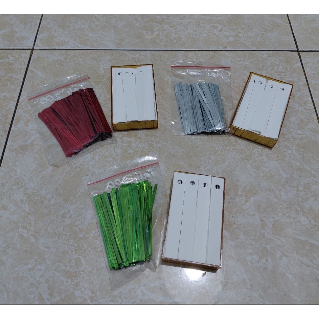 

LABEL ID sudah diberi lubang 200piece beserta tali 200 pieces tersedia pilihan warna tali hijau merah atau silver