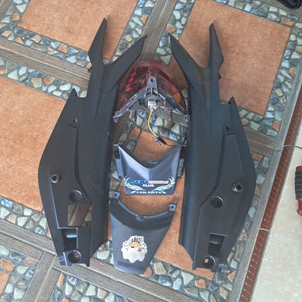 Body belakang kasar CBR250R CBU/150R CBU FI masuk set stoplamp