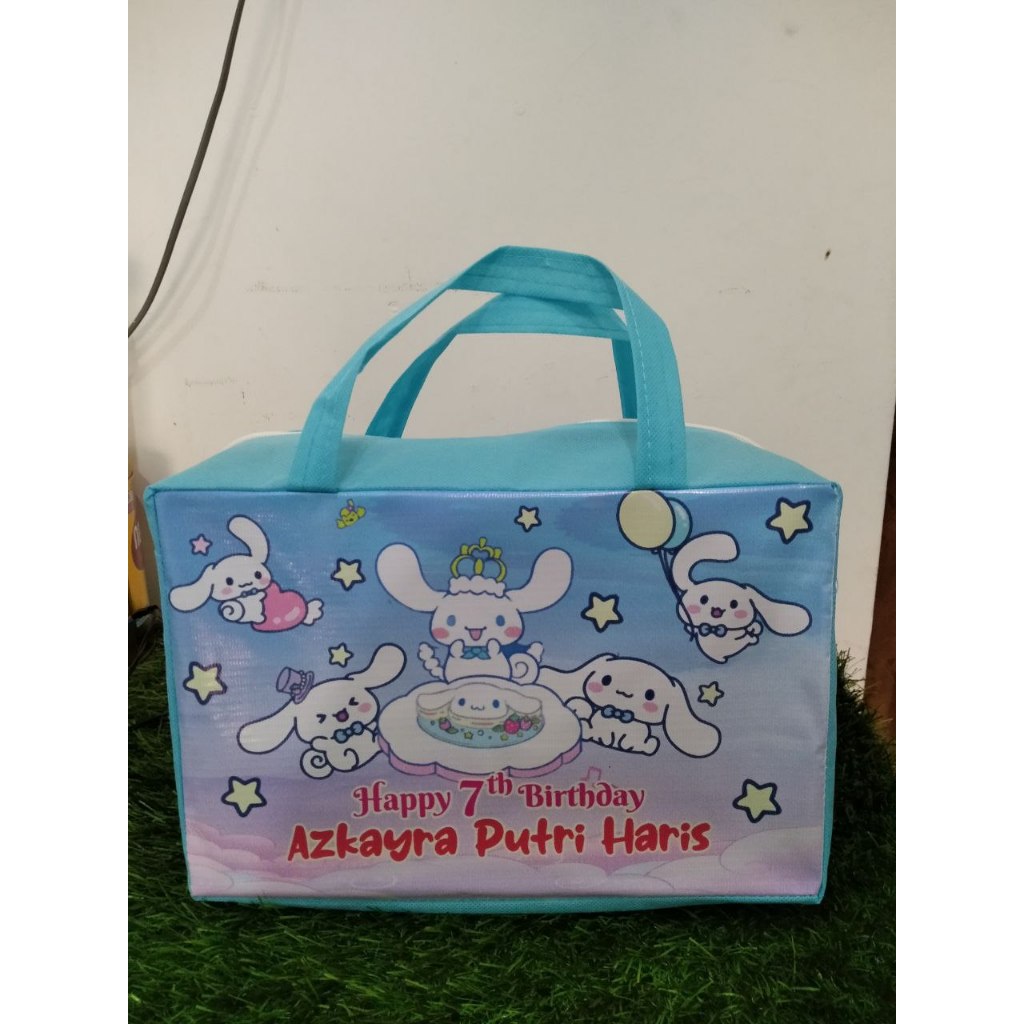 

Tas Resleting Custom Ukuran 40 x 15 x 20 FREE DESIGN/ Tas Sponbound/Souvenir/Ulang Tahun