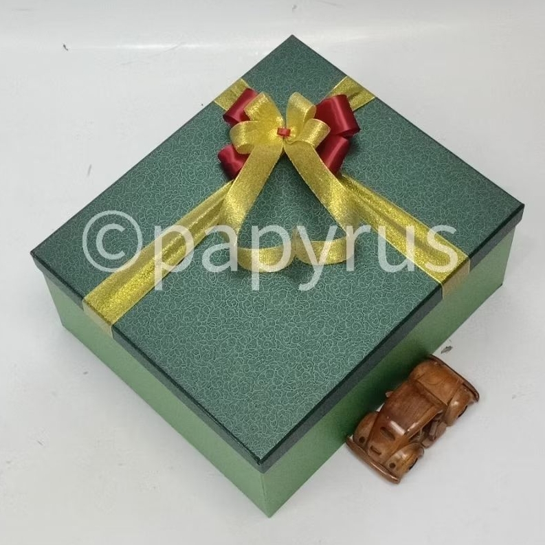 

PAPYRUS Kombinasi 30x35 Tinggi 15cm Kotak Kado Gift Box V2