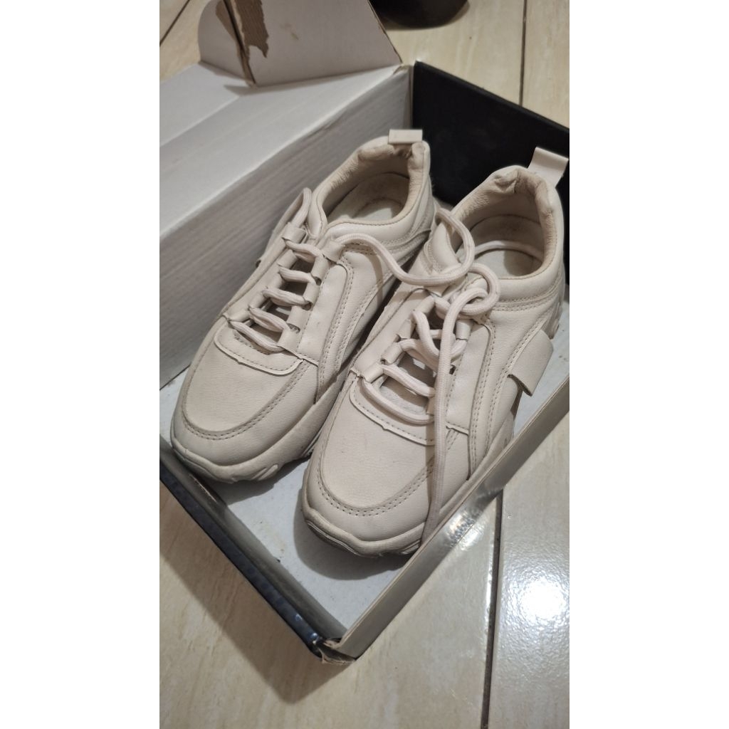 PRELOVED SNEAKYPAIR SZ 36