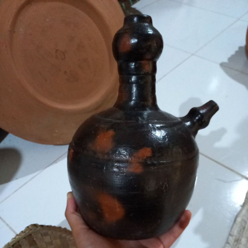Kendi / Tempat Air Minum Tradisional (Tanah Liat).