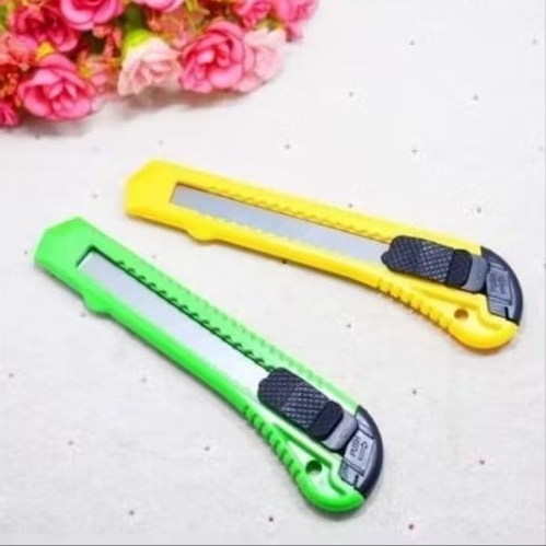 

cutter 9mm kater ukuran kecil.