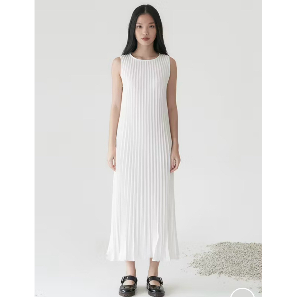in kano crest pleated dress white