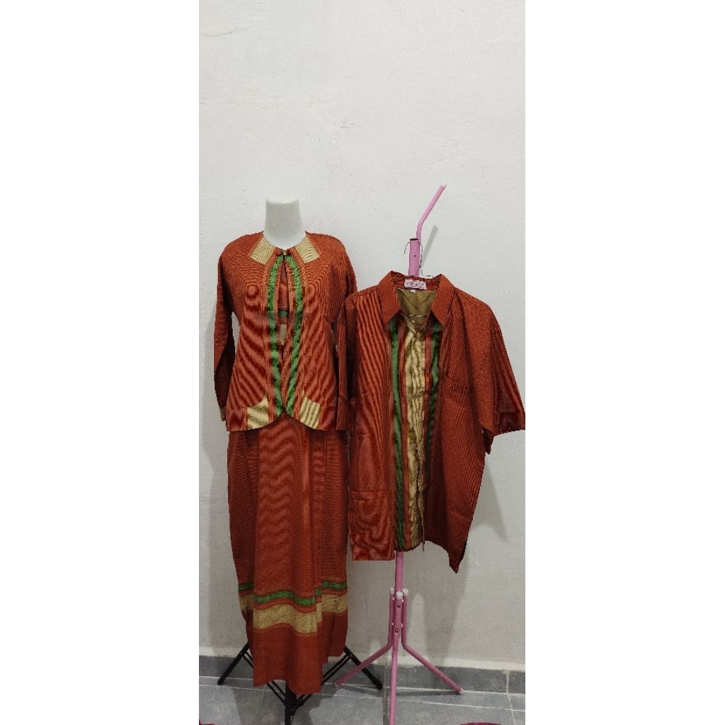 Couple gamis dress batik wanita dan pria, dress blazer dan kemeja pria kondangan mewah elegan.