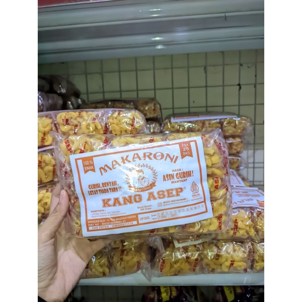 

Camilan makroni kang asep, seblak dan kripik singkong