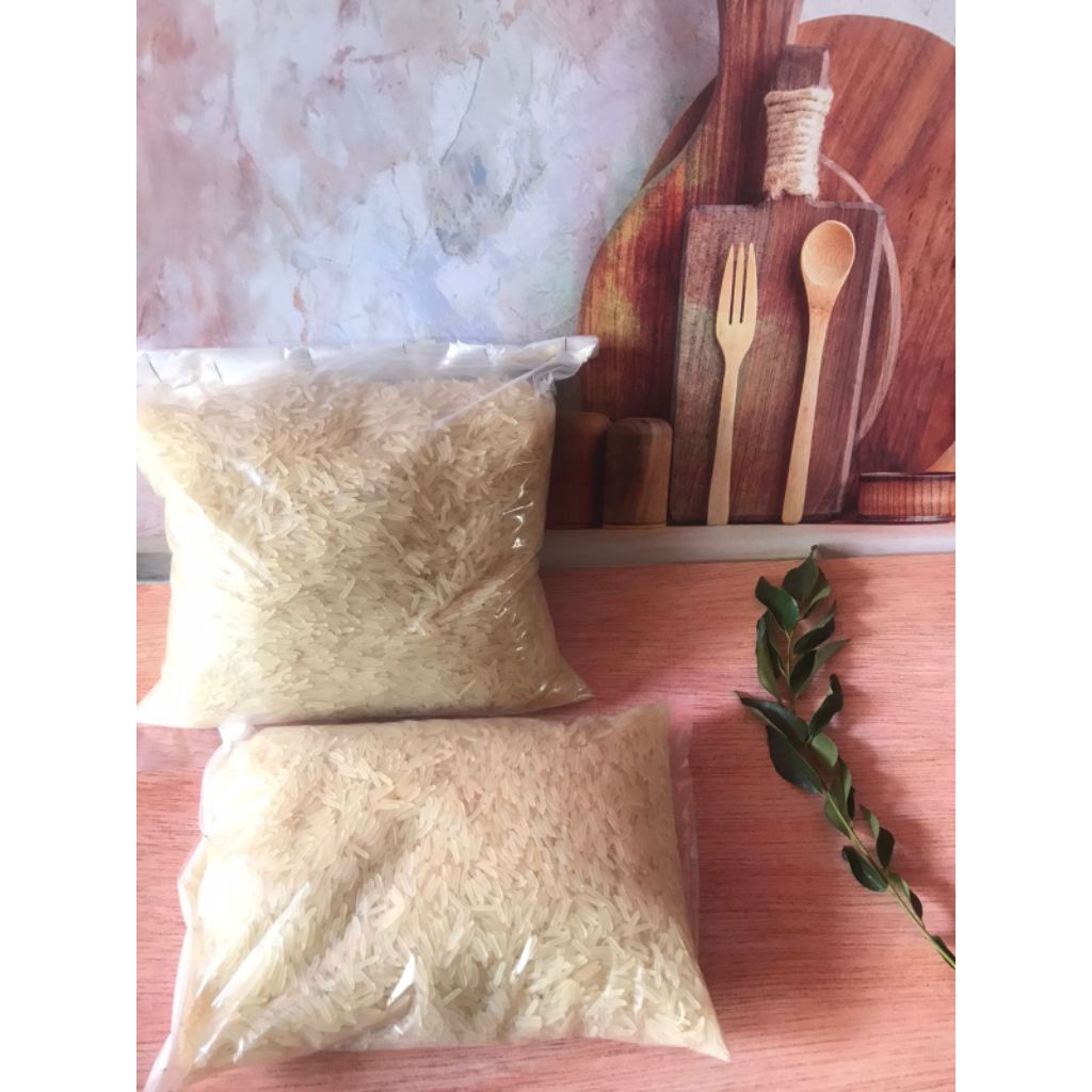 

Beras basmati repack ukuran 1 kg bonus KISMIS
