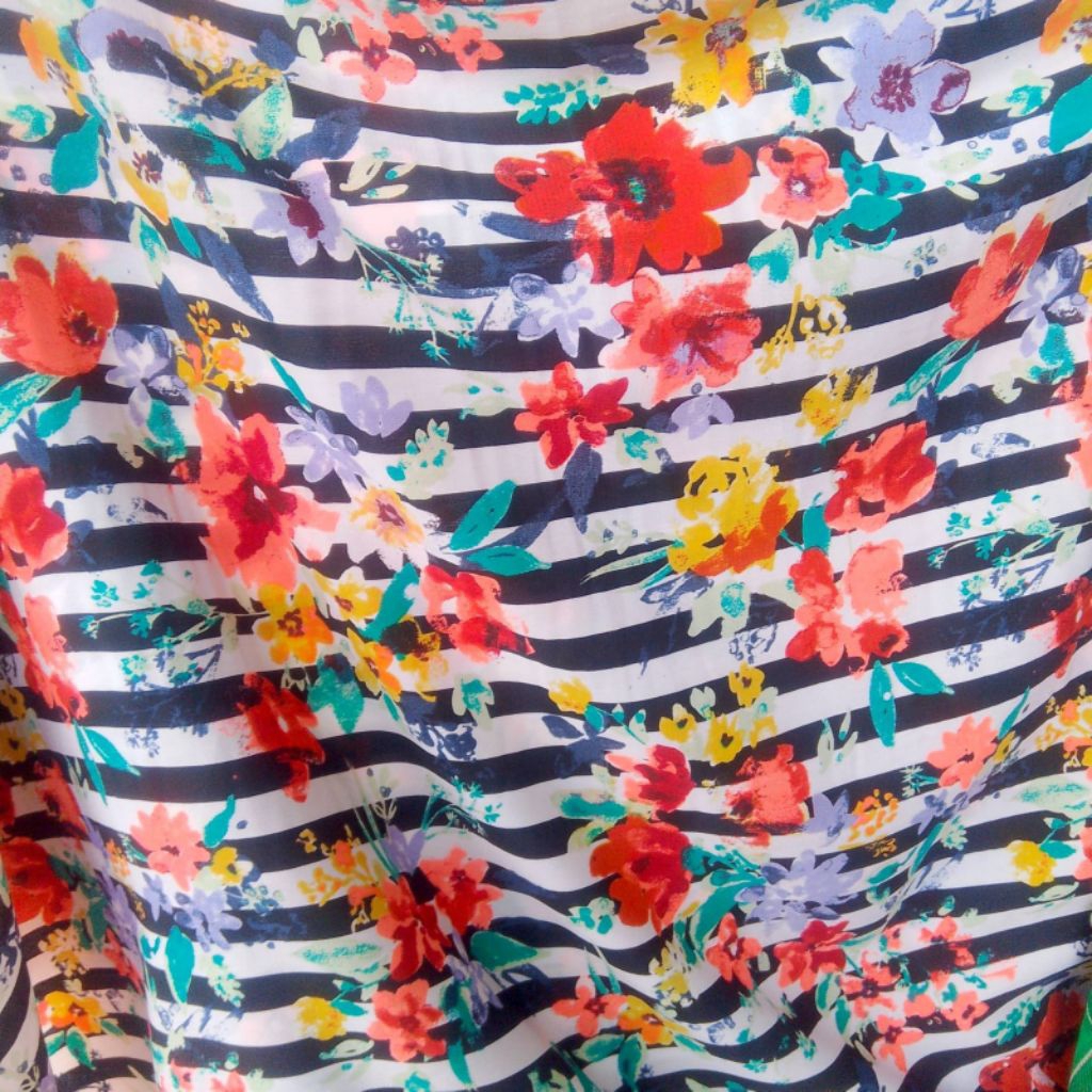 Kain Wolfis Motif Garis Hitam Putih & Bunga Warna-warni – Bahan Flowing, Adem & Modis Harga Per½