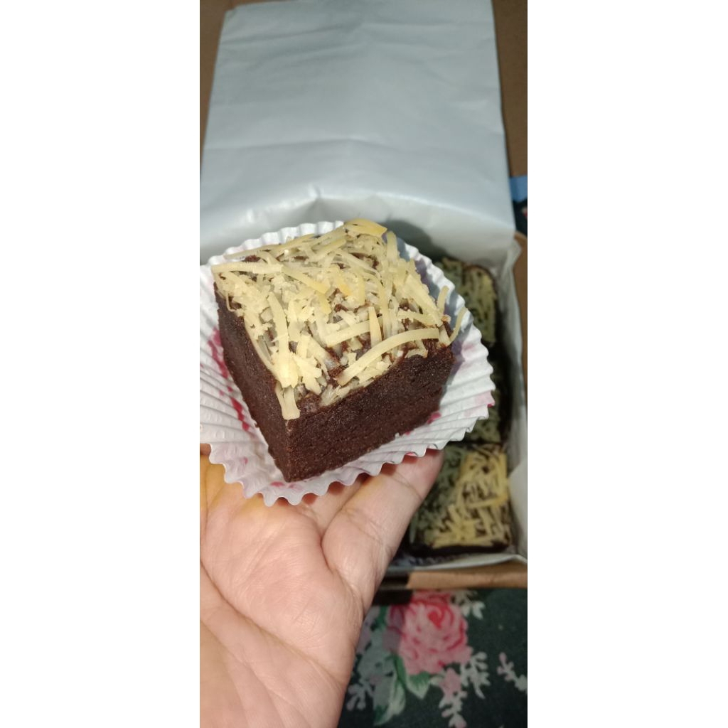 

brownis panggang topping keju