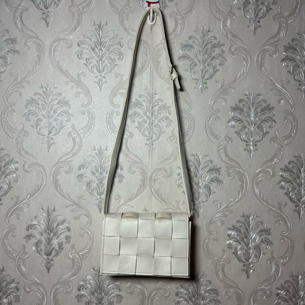 [PRELOVED] TAS WANITA SELEMPANG BAHU WARNA PUTIH KEKINIAN