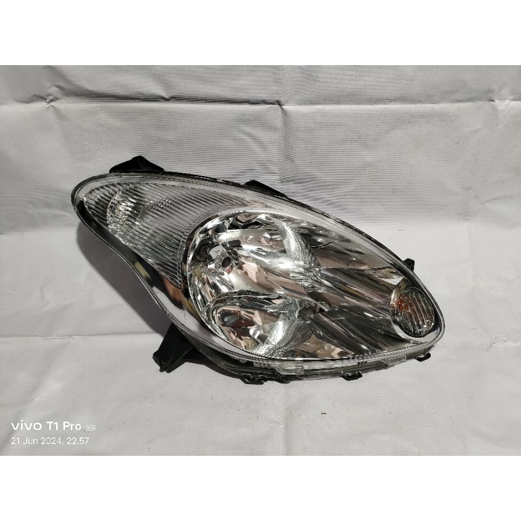 Lampu depan headlamp Daihatsu sirion 2008