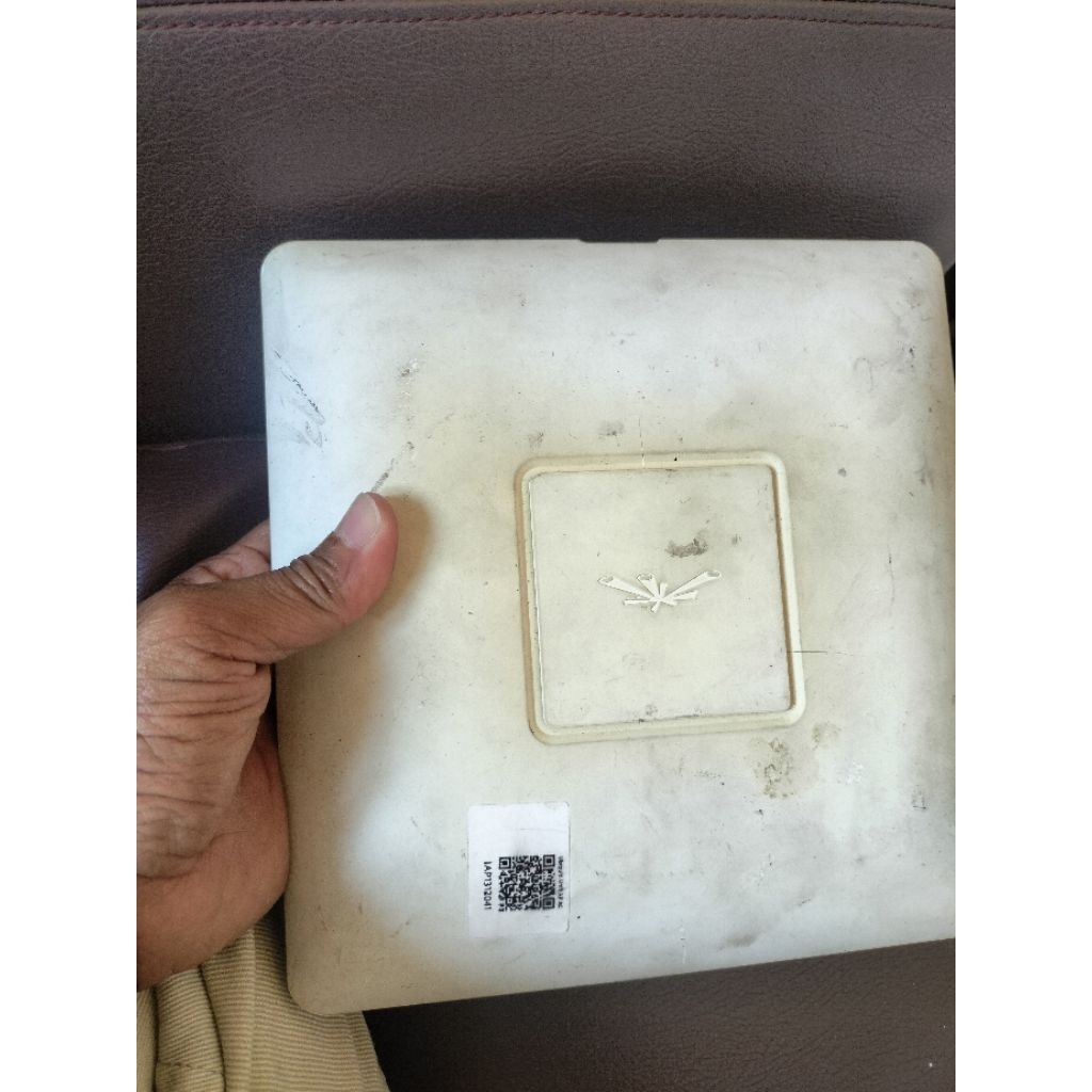 UniFi AP AC UBIQUiTi Bekas, kata org kantor normal Insyaa Allah, bisa di test dulu,  stok nya banyak