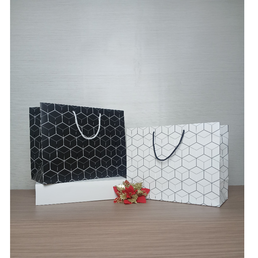

Duspak Paperbag dan packging Hampres, Kantong Souvenir Motif Jala Uk. 32,5 x 25 x 14 cm