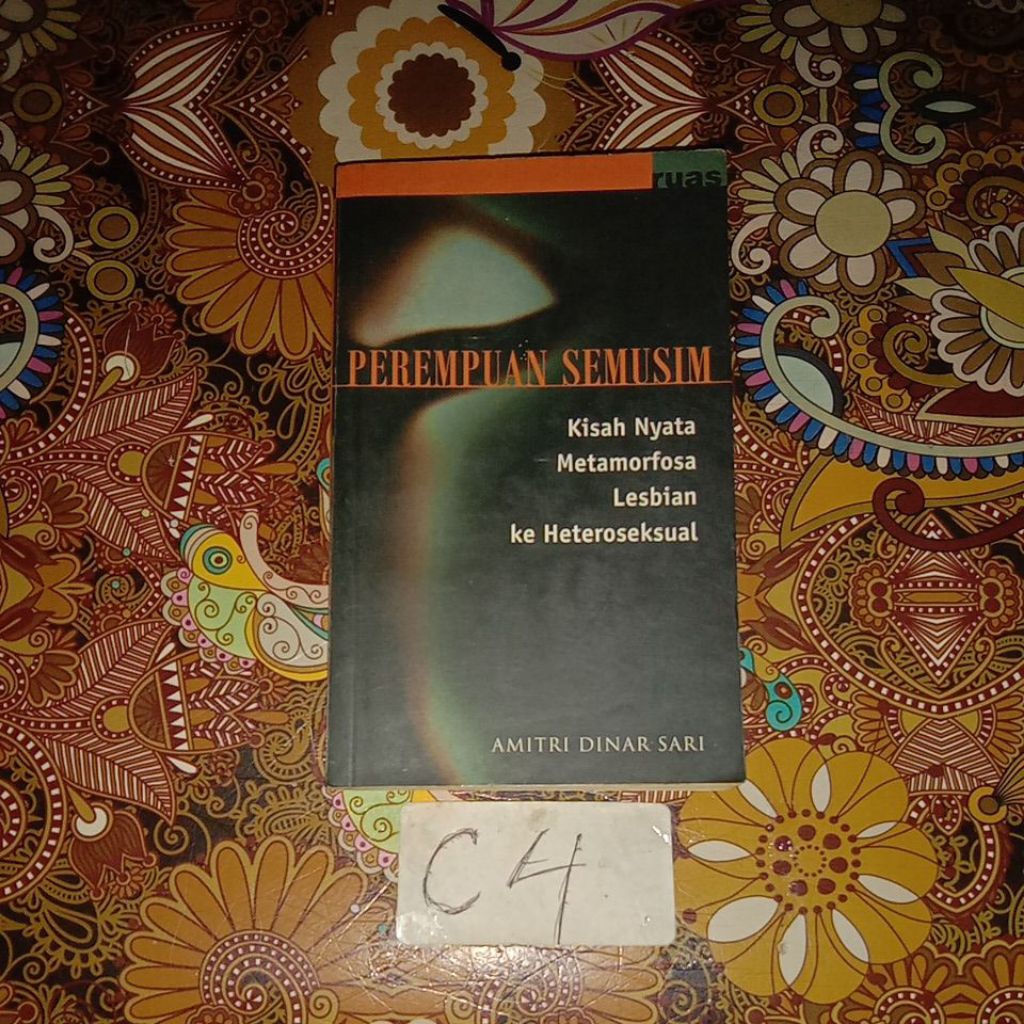 BUKU PEREMPUAN SEMUSIM, KISAH NYATAT MATA MORFOSA LESBIAN KE HETEROSEKSUAL