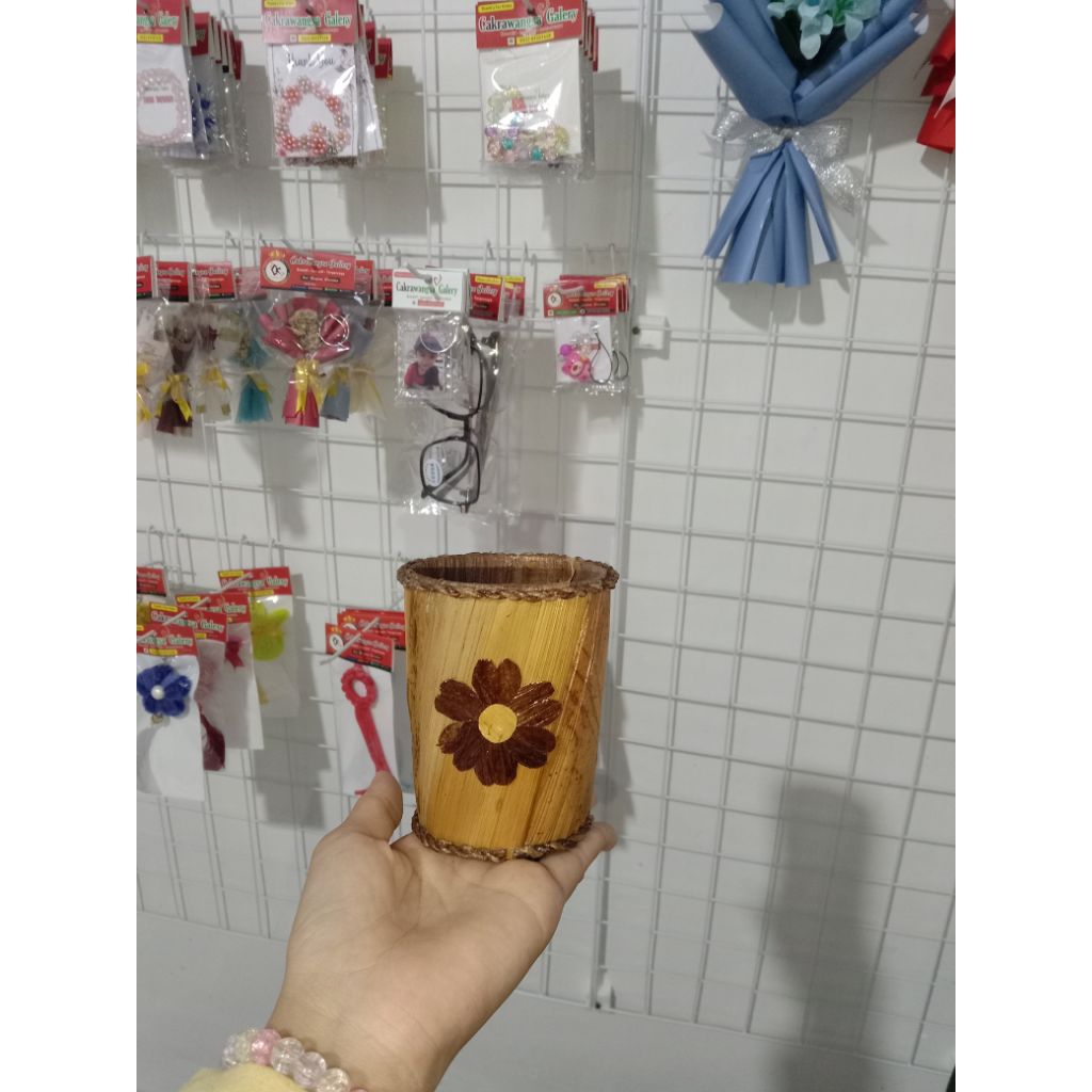 

Tempat Pensil Motif Bunga dari Pelepah Pisang