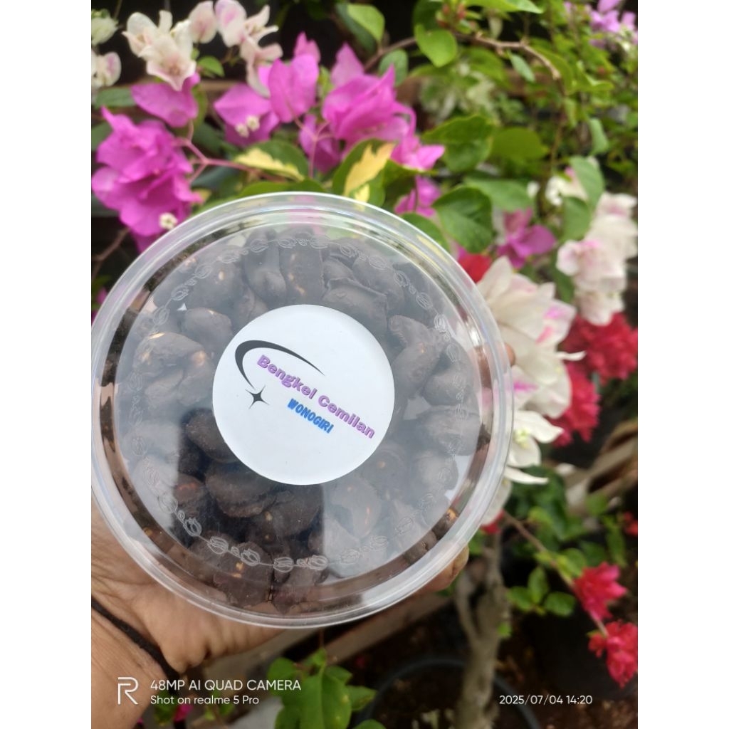 

Kacang Mete - Kacang Mete pedas manis - kacang mete Wonogiri - cashew nuts - kacang Mede goreng - kacang mete coklat - kacang mete pedas manis - kacang Mete mix rasa