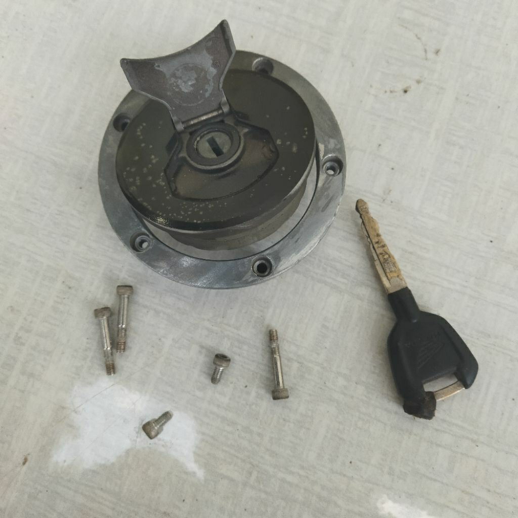 Tutup tangki + kunci  CB150R original