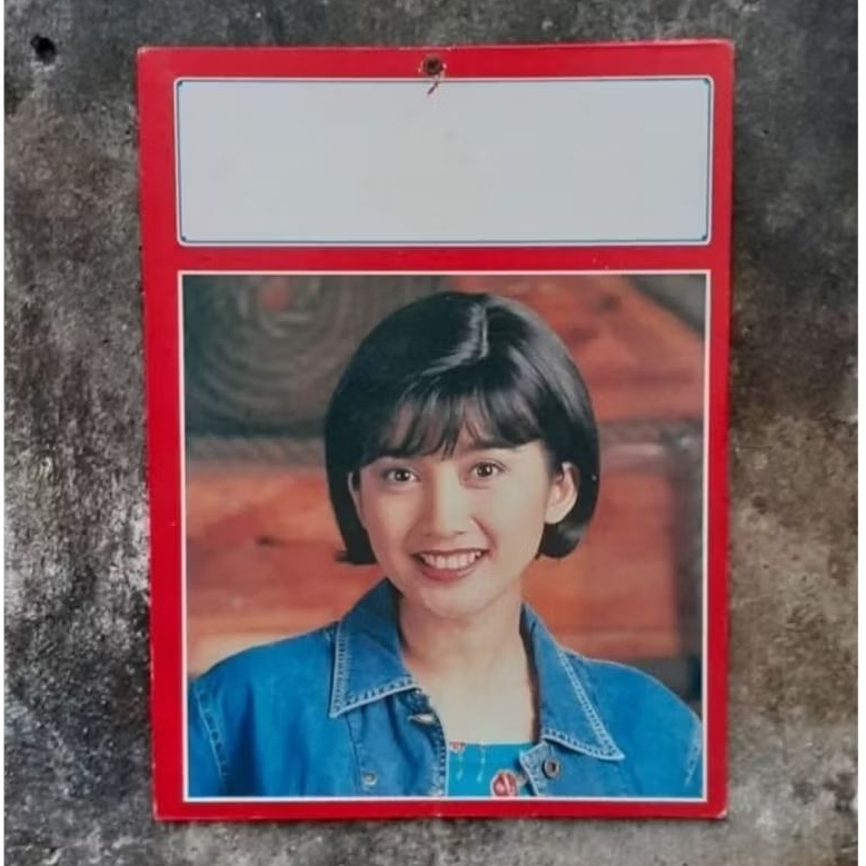 Pajangan Jadul Papan Hanger Kalender Gambar Artis DESY RATNASARI