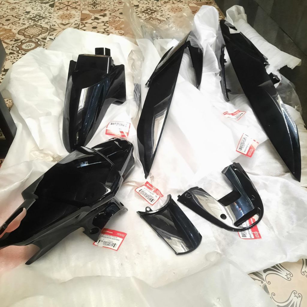 COVER BODY HONDA VARIO KARBU 110 CW LAMA HITAM ORIGINAL AHM