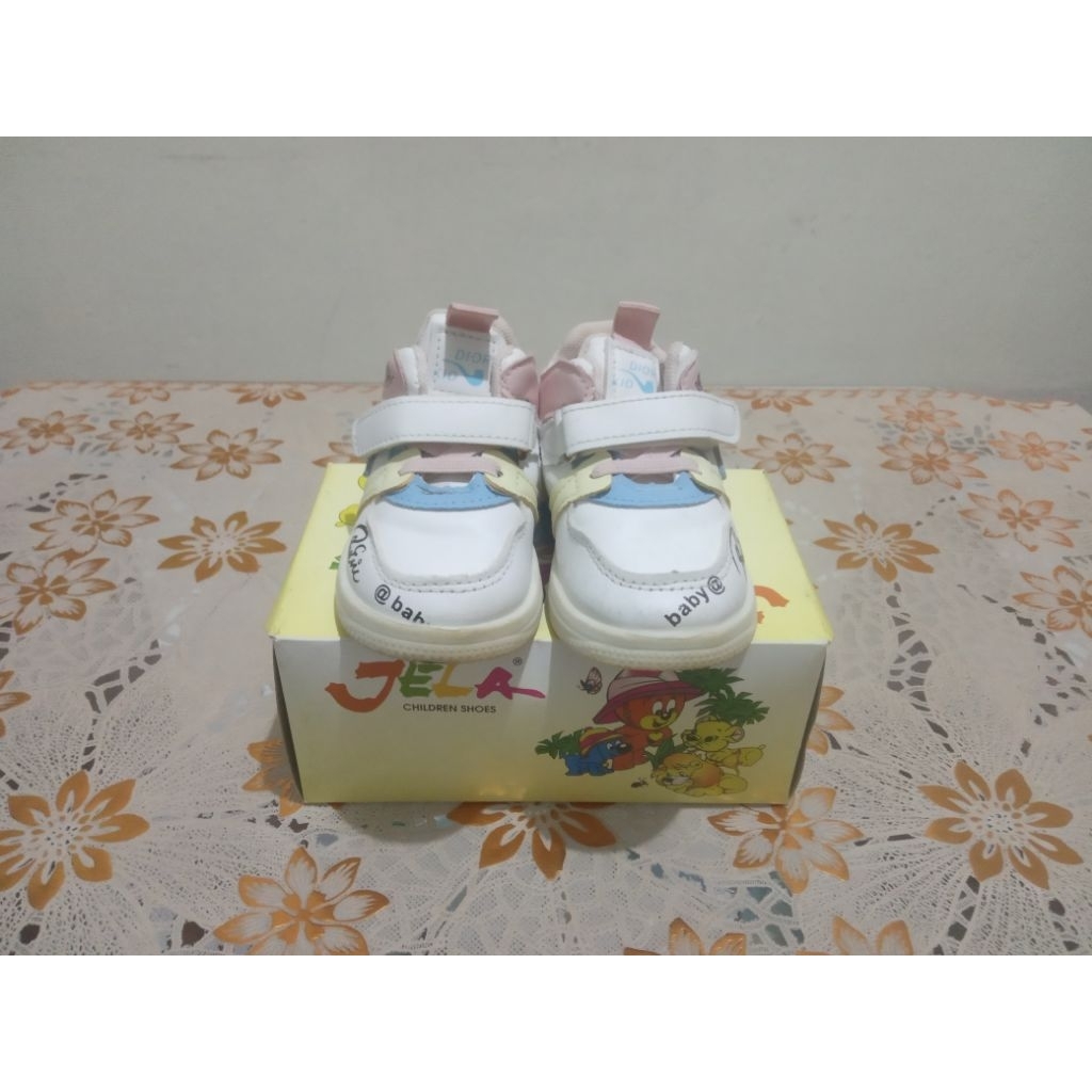 Sepatu kets anak perempuan / sepatu sport