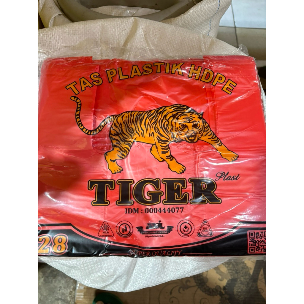TIGER - Kantong plastik kresek Tiger warna merah ukuran 28, 35 & 40