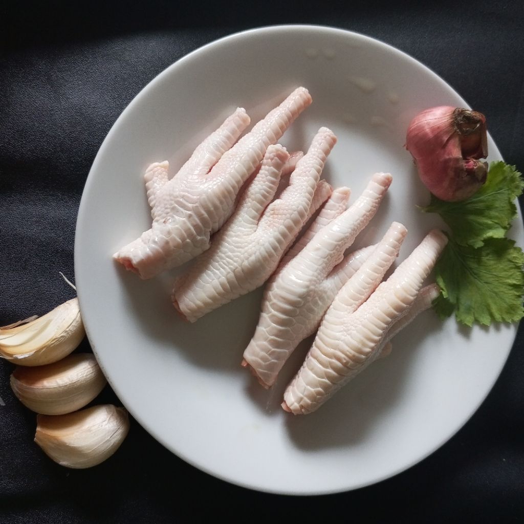 

Kaki ayam sudah di potong kuku dan di bersihkan - 250 gram fresh di Medan