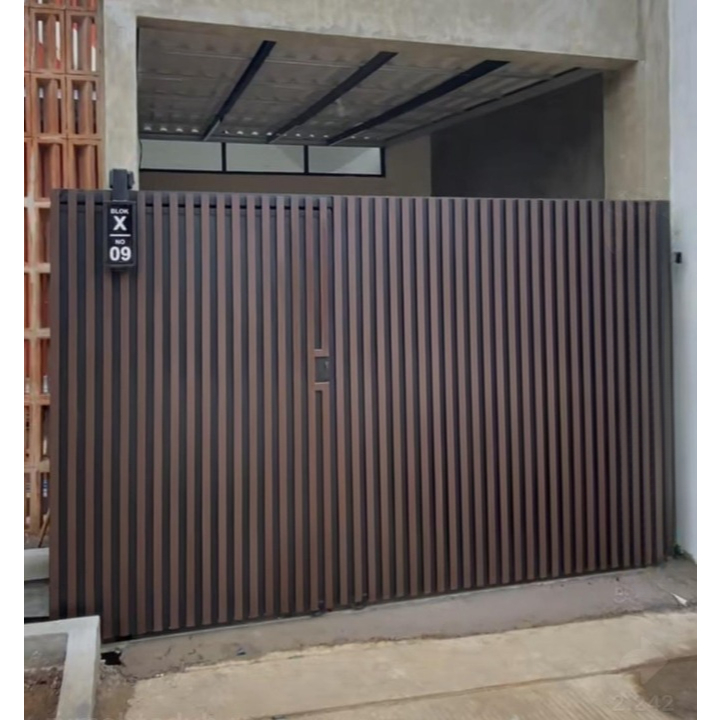 pagar rumah bukaan geser bahan WPC warna coklat minimalis