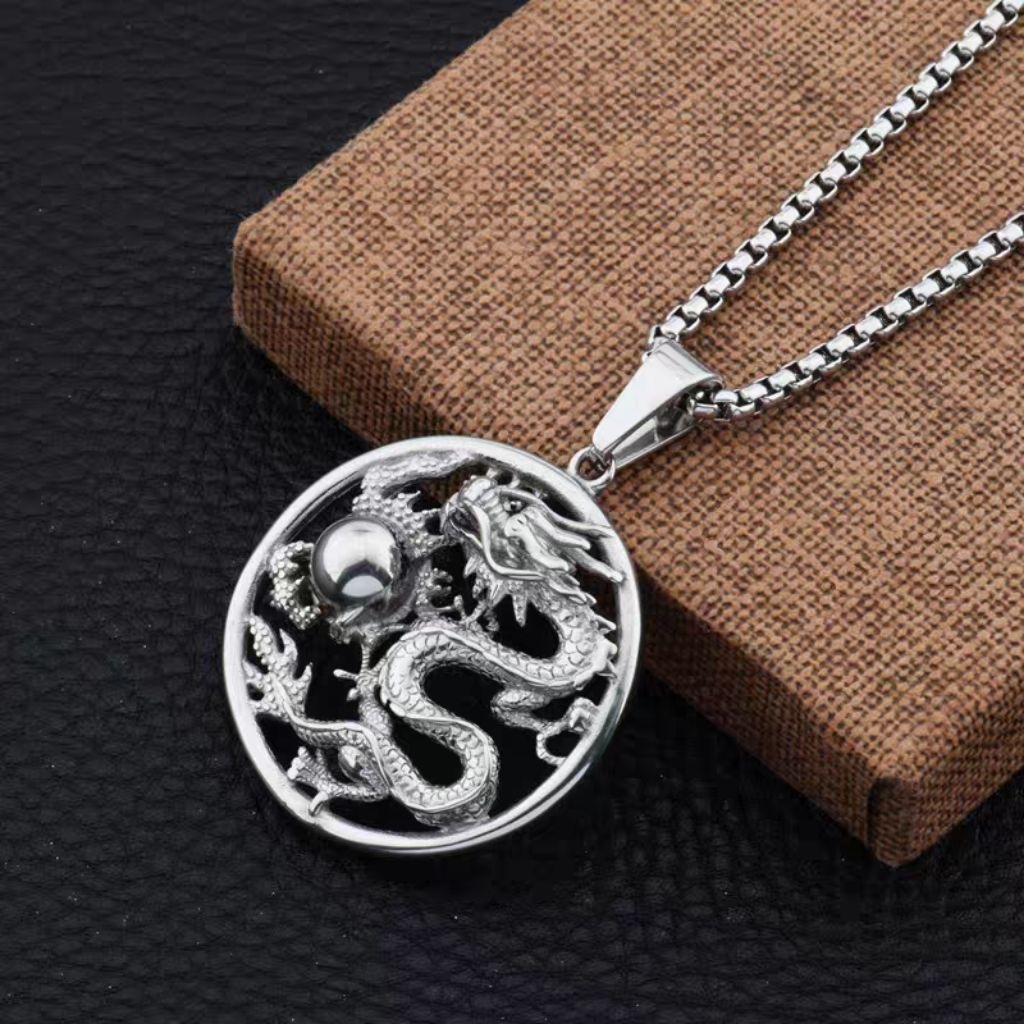 KALUNG BAJA TITANIUM PRIA GAYA HIP-HOP LIONTIN TENGKORAK PUNK BERTANDUK SILVER TAHAN KARAT