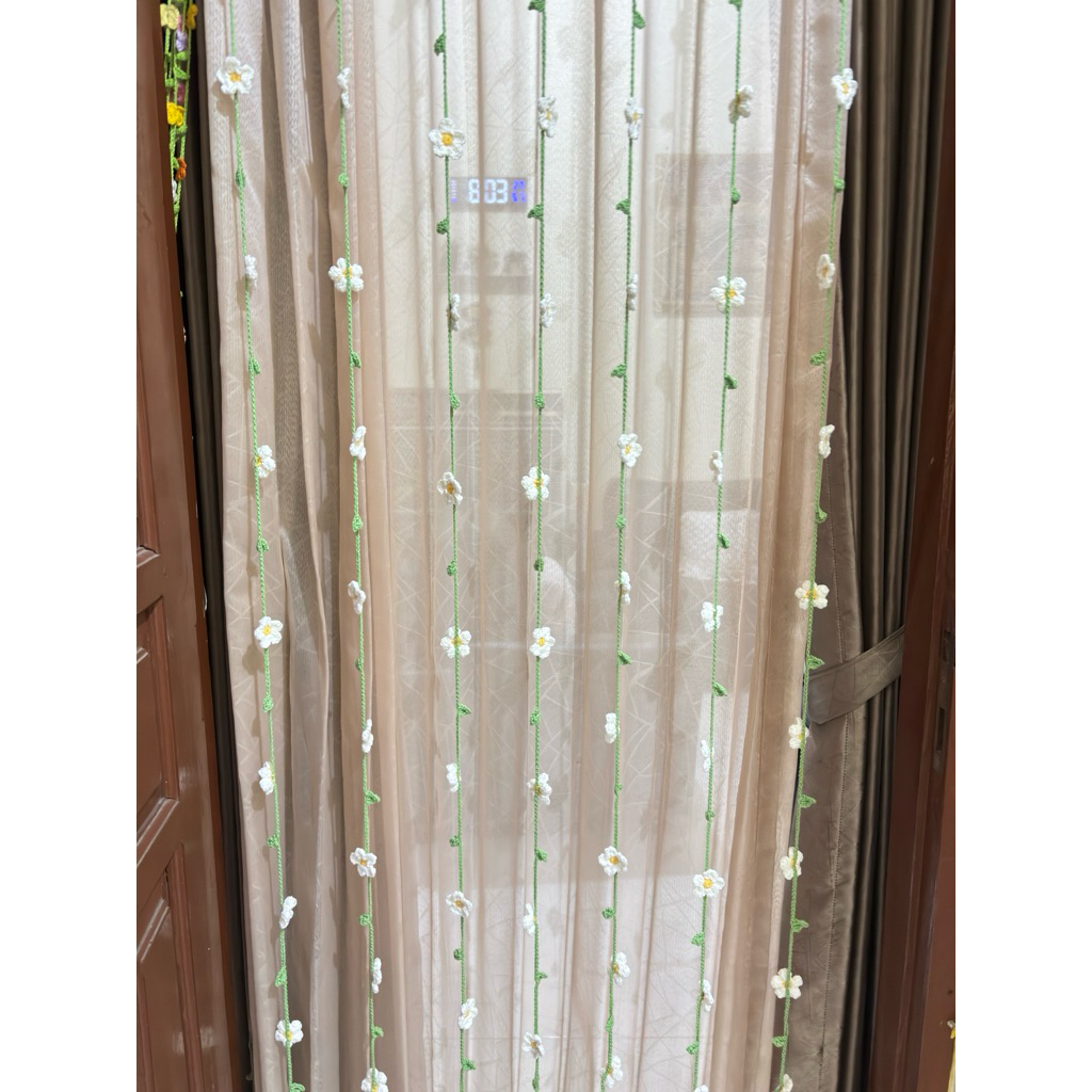 tirai rajut bunga putih